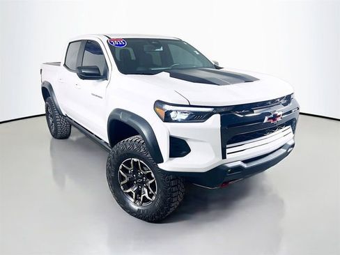 Used 2025 Chevrolet Colorado ZR2 w/ Technology Package AWD/4WD image 2