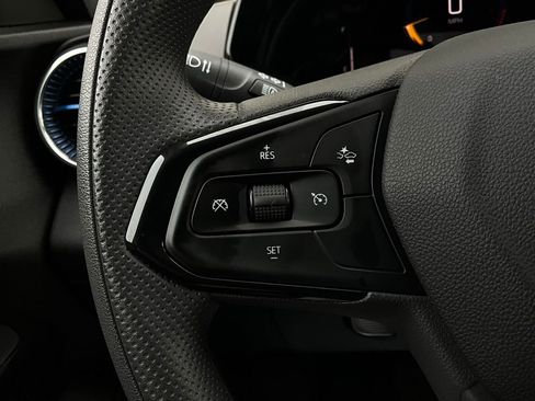 Used 2025 Chevrolet Trax LT image 32