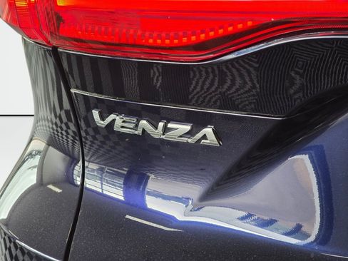 Used 2023 Toyota Venza LE AWD/4WD image 14