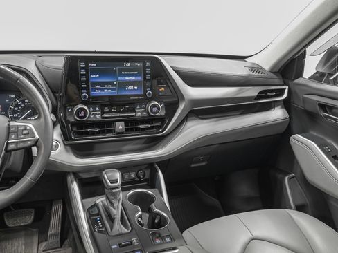 Used 2020 Toyota Highlander XLE image 32