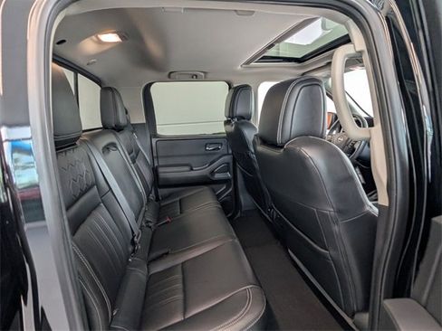 Used 2022 Nissan Frontier SV w/ SV Premium Package image 14