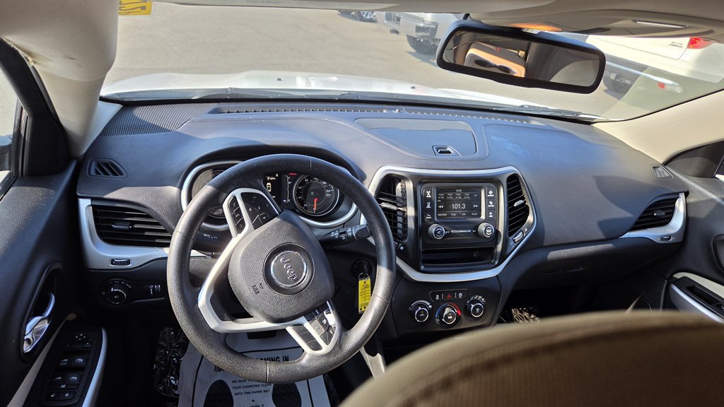 Used 2018 Jeep Cherokee Latitude FWD image 13