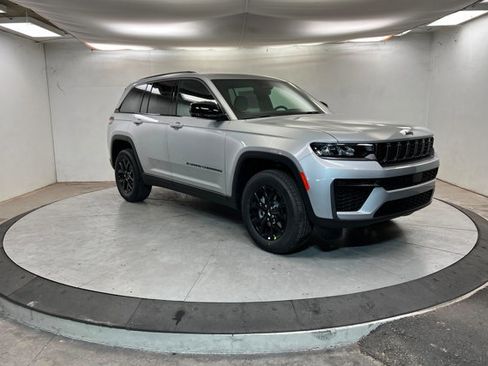 New 2026 Jeep Grand Cherokee Altitude image 7