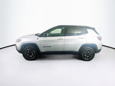 Used 2025 Jeep Compass Trailhawk image 4