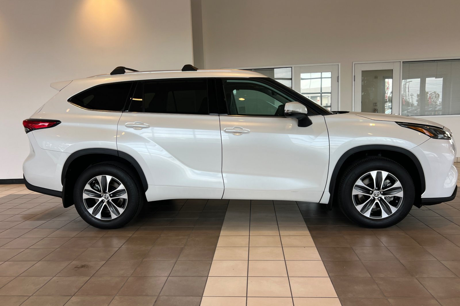 Certified 2022 Toyota Highlander XLE AWD/4WD image 3