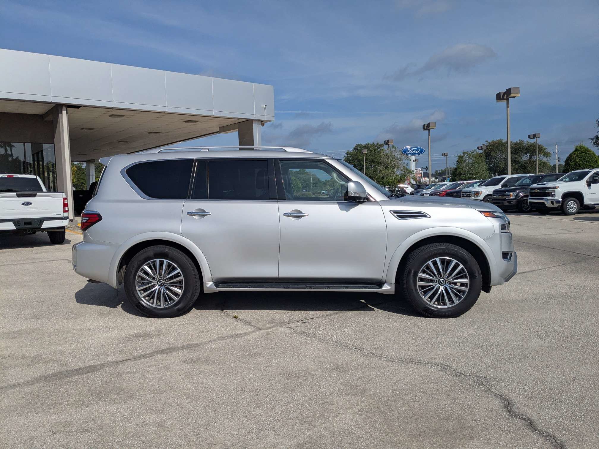 Used 2024 Nissan Armada SL w/ Captain's Chairs Package RWD image 3