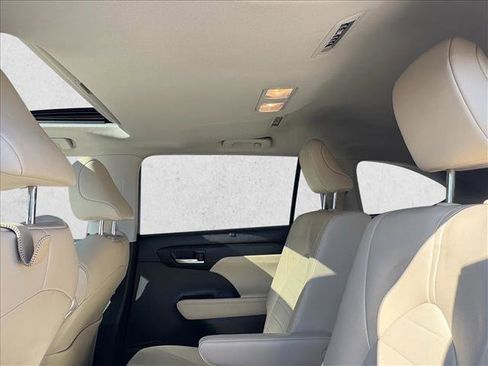 Used 2023 Toyota Highlander XLE image 17
