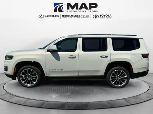 Used 2022 Jeep Wagoneer Series III w/ Premium Group I AWD/4WD image 2