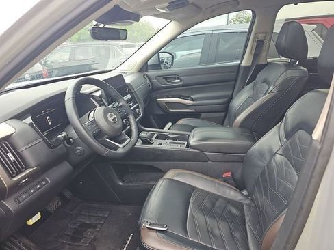 Used 2023 Nissan Pathfinder Platinum FWD image 3