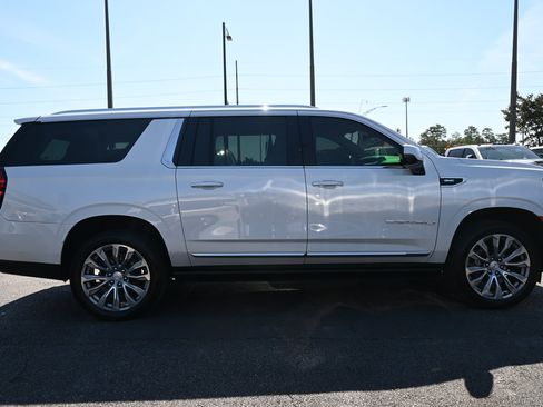 Used 2021 GMC Yukon XL Denali w/ Denali Premium Package AWD/4WD image 11
