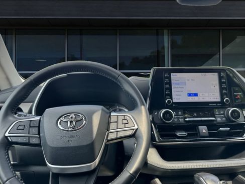 Used 2022 Toyota Highlander XLE AWD/4WD image 4