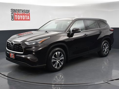 Used 2022 Toyota Highlander XLE AWD/4WD image 8