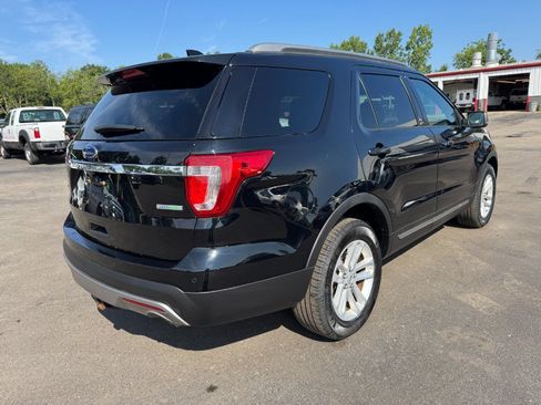 Used 2017 Ford Explorer XLT w/ Equipment Group 202A FWD image 5