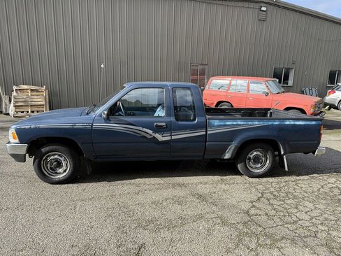 Used 1989 Toyota Pickup Deluxe image 2