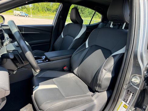 Used 2025 Toyota Camry SE FWD image 5