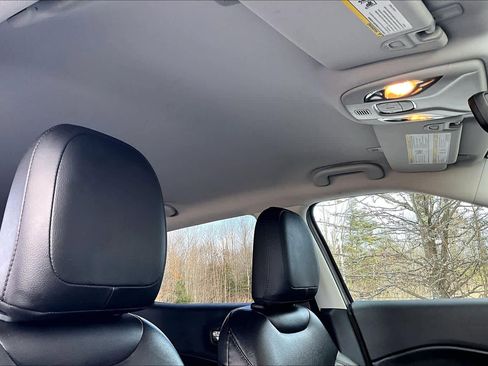 Used 2018 Jeep Compass Latitude w/ Cold Weather Group image 13