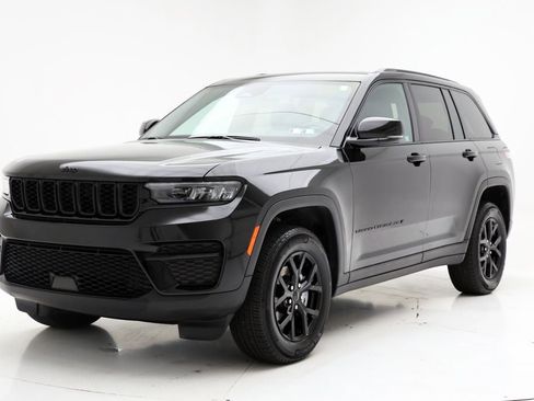 Used 2025 Jeep Grand Cherokee Altitude image 2
