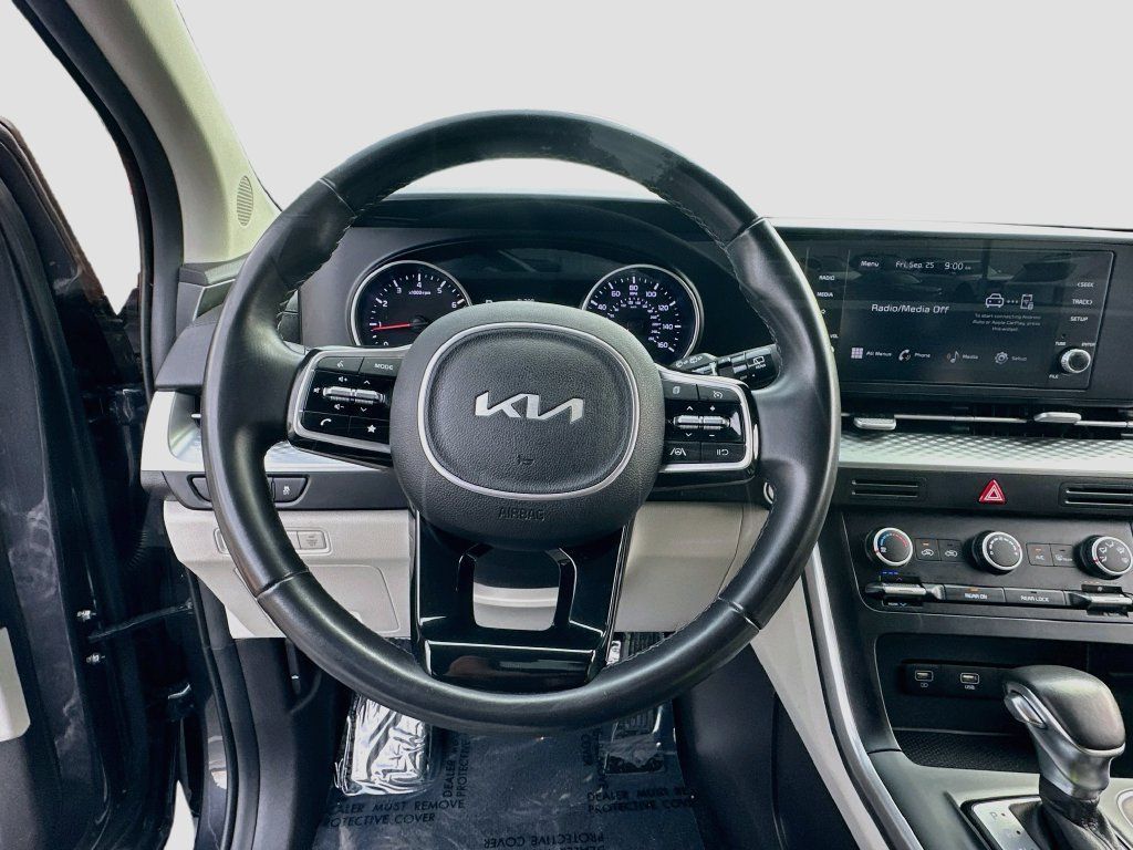 Used 2023 Kia Carnival LX FWD image 11