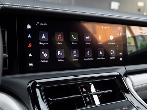 Certified 2025 Porsche Panamera image 25