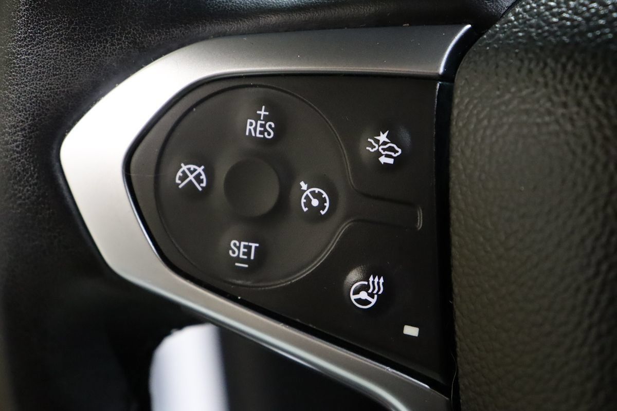 Used 2023 Chevrolet Traverse Premier FWD image 41