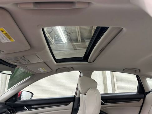 Used 2018 Honda Accord Touring image 8