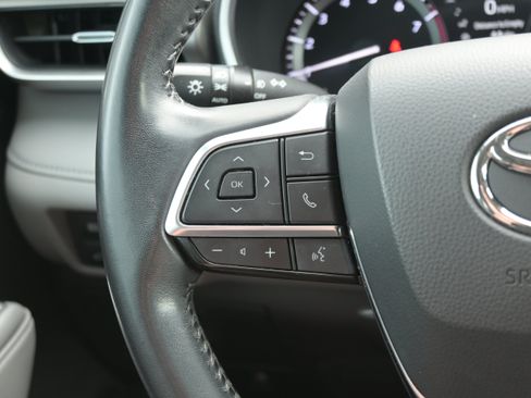 Used 2021 Toyota Highlander XLE FWD image 18