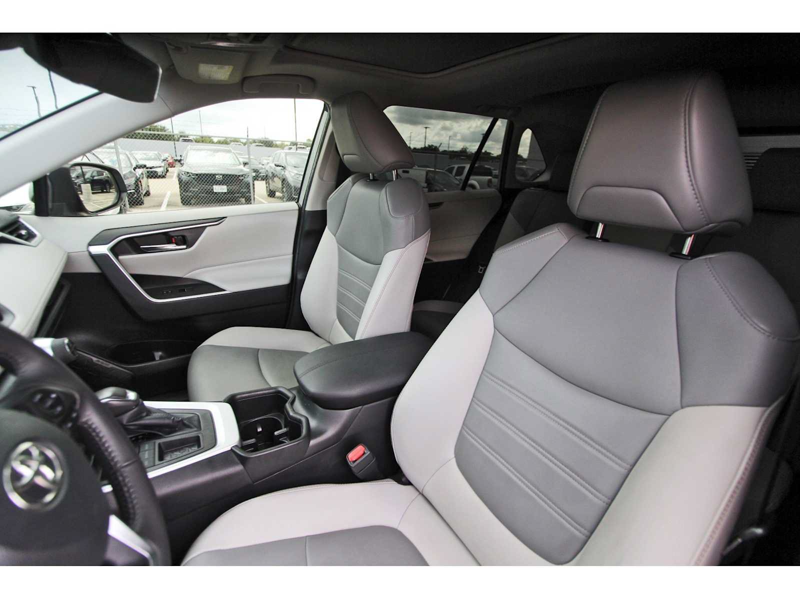 Used 2022 Toyota RAV4 XLE Premium FWD image 11