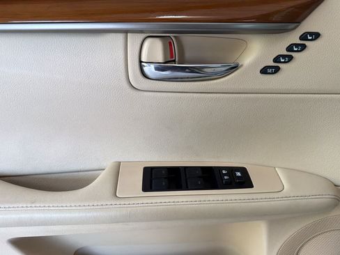 Used 2015 Lexus ES 300h w/ Navigation System Package FWD image 12