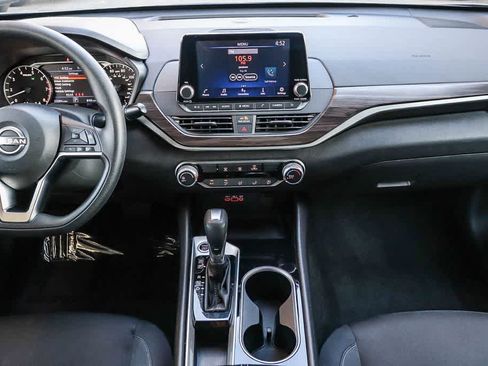 Used 2024 Nissan Altima 2.5 SV image 13