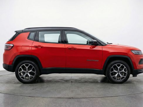 Used 2025 Jeep Compass Limited image 11