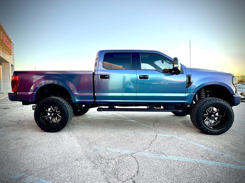 Used 2022 Ford F350 Lariat w/ Black Appearance Package image 5