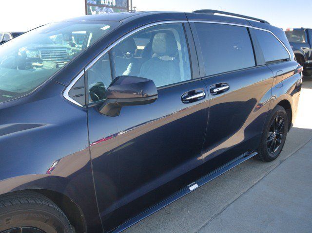 Used 2024 Toyota Sienna XLE FWD image 7
