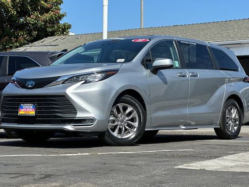 Used 2022 Toyota Sienna XLE image 8