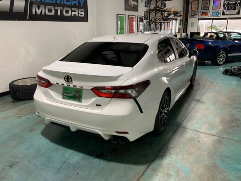 Used 2022 Toyota Camry SE image 3