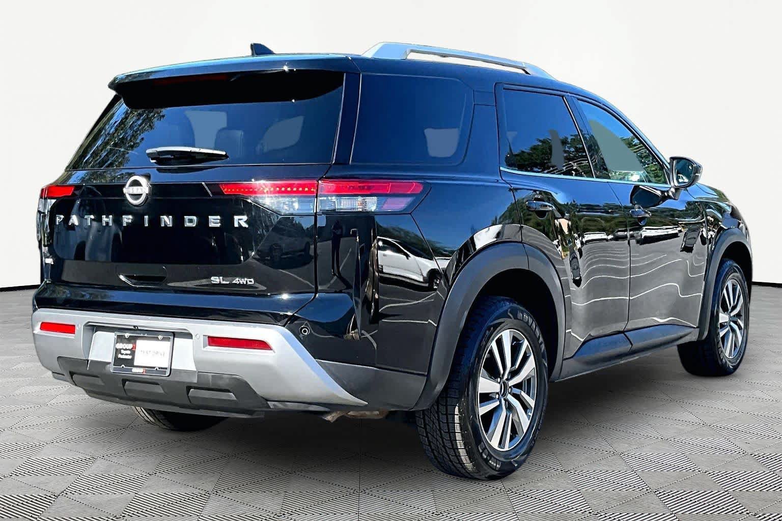 Used 2025 Nissan Pathfinder SL AWD/4WD image 13
