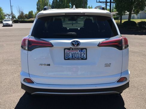 Used 2017 Toyota RAV4 XLE AWD/4WD image 5