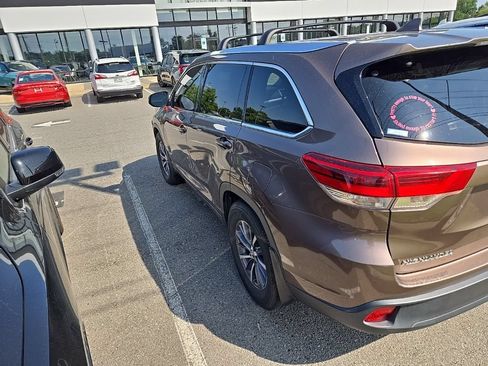 Used 2018 Toyota Highlander XLE AWD/4WD image 4