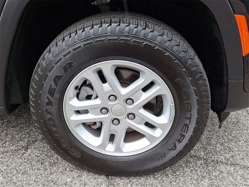 Used 2023 Jeep Grand Cherokee Laredo image 8