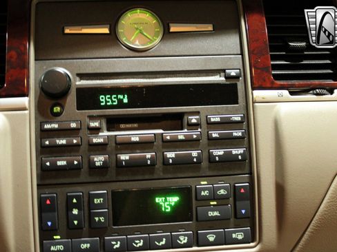 Used 2003 Lincoln Town Car Executive image 6