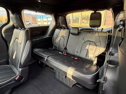 Used 2025 Chrysler Pacifica Limited image 22