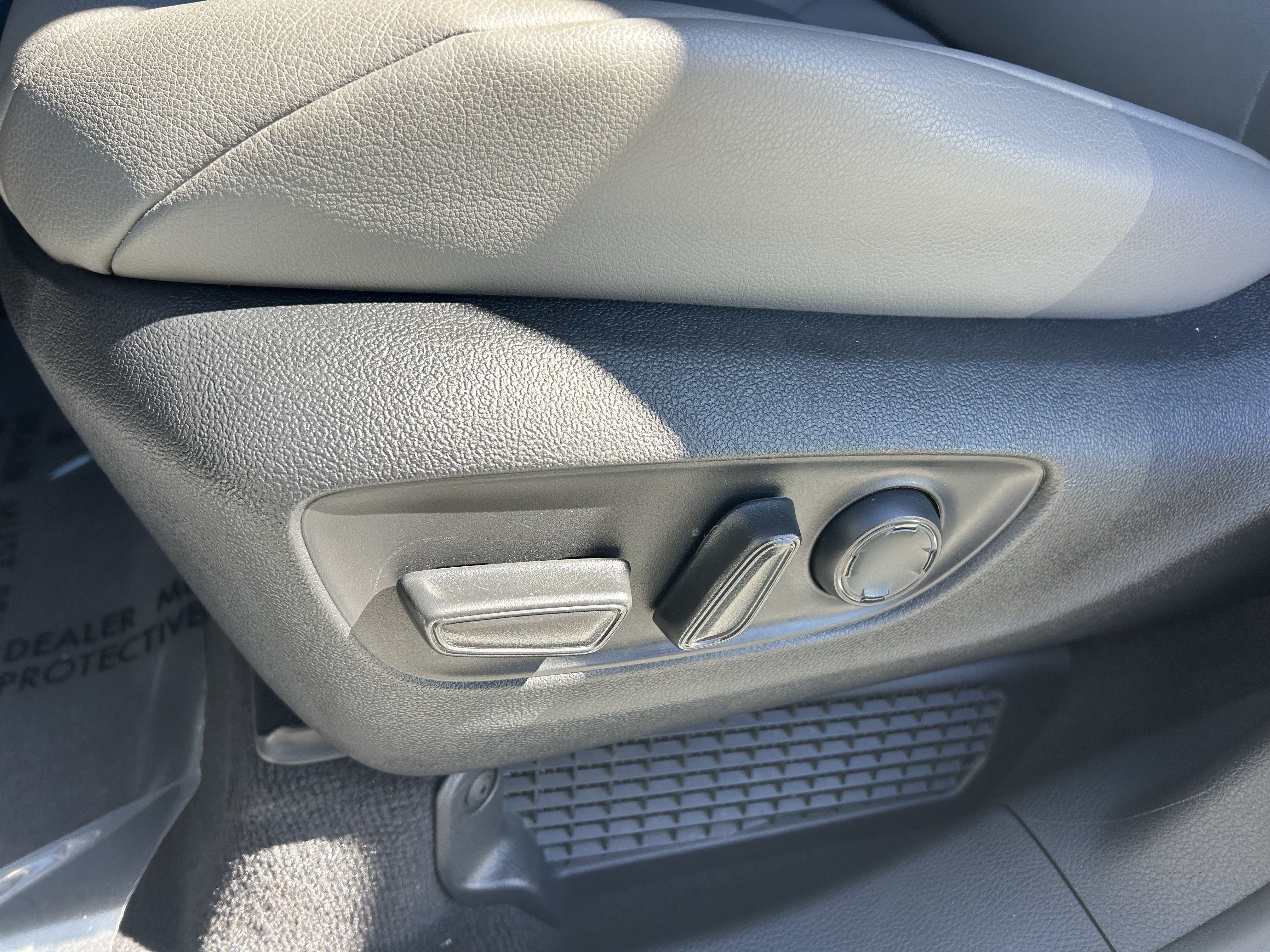 Used 2025 Toyota Sienna XLE FWD image 17