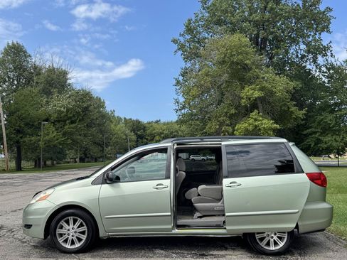 Used 2009 Toyota Sienna LE FWD image 12