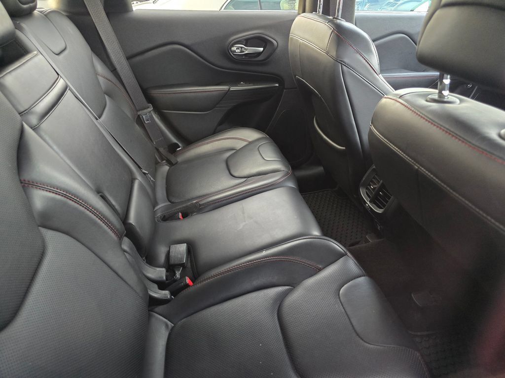 Used 2016 Jeep Cherokee Trailhawk w/ Comfort/Convenience Group AWD/4WD image 14