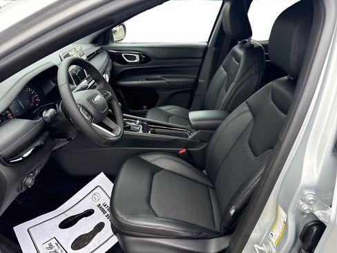 New 2026 Jeep Compass Latitude image 9