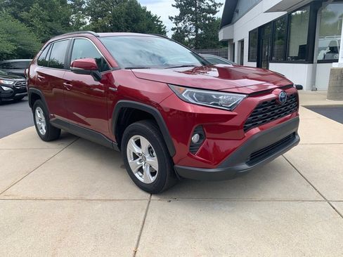Used 2019 Toyota RAV4 XLE AWD/4WD image 4