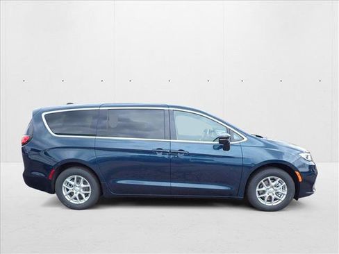 New 2025 Chrysler Pacifica Select image 5