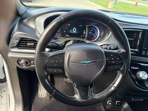 Used 2019 Chrysler Pacifica Touring-L w/ S Appearance Package FWD image 12