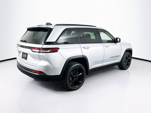 Used 2023 Jeep Grand Cherokee Altitude image 9