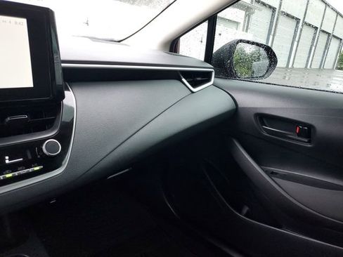 Used 2025 Toyota Corolla LE w/ Convenience Package image 25