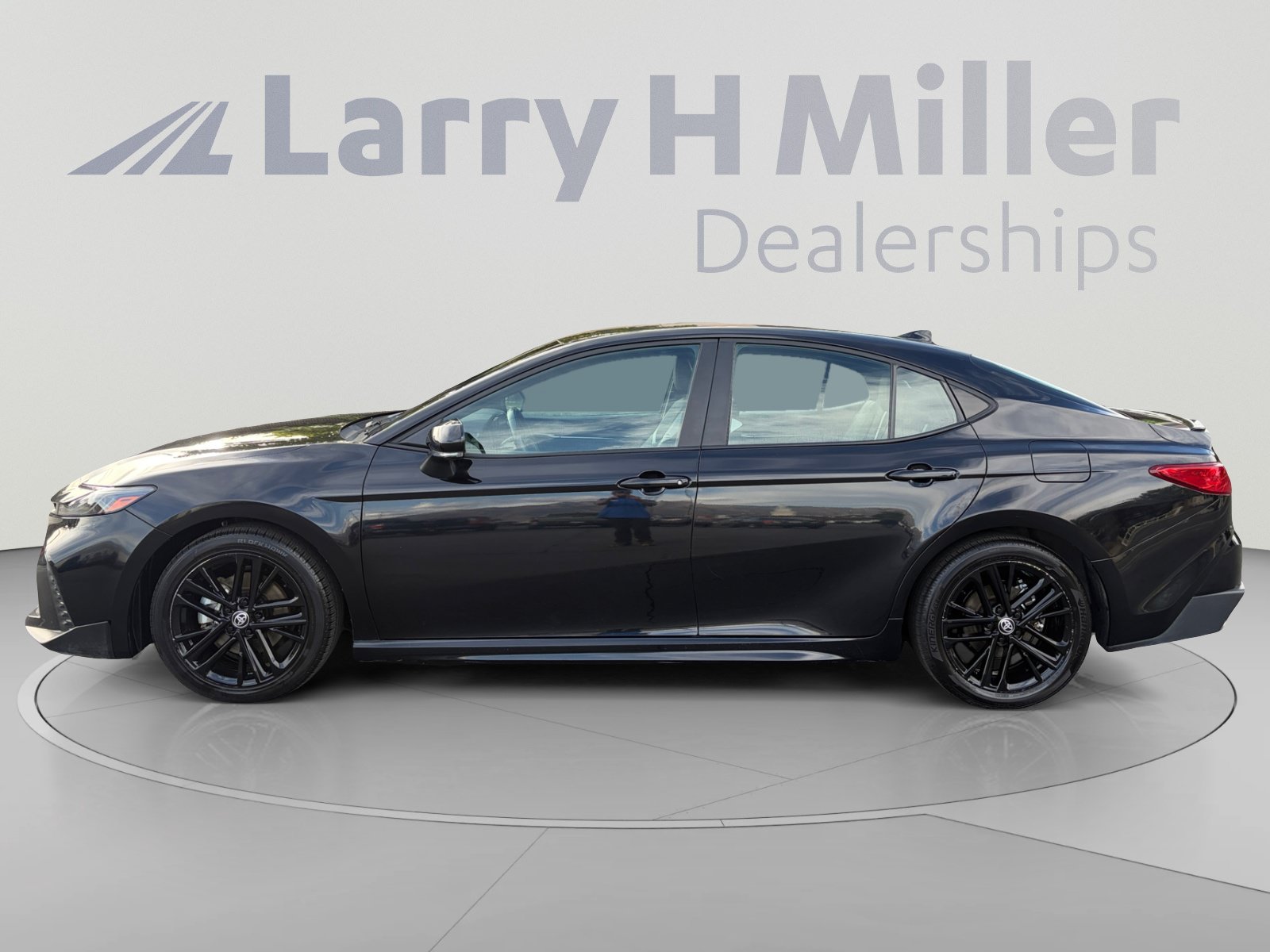 Used 2025 Toyota Camry SE FWD image 2